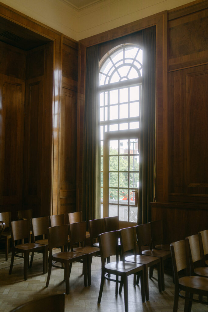 The courtroom of Hackney Hall, London on Lauren & James' wedding day. Photo by London Wedding Photographer, Pia Bacino